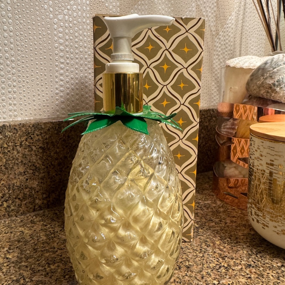 Avon Gold Moisturized Hand Lotion Pineapple  10fl oz‎ NIB